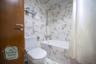 Cozy 1BR with Pool & Lake View Al Hamra Village - 1