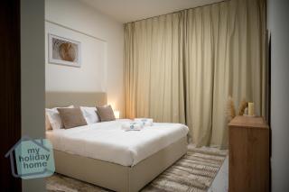 Cozy 1BR with Pool & Lake View Al Hamra Village - 4