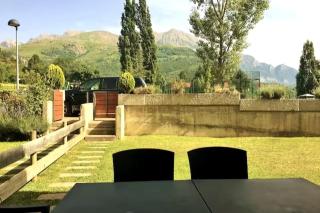 Casa con jardín y vistas a la montaña - 0