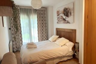 Casa con jardín y vistas a la montaña - 8