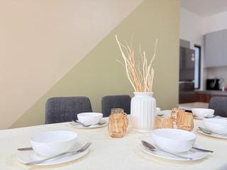 Perfect for Families & Larger Groups, KL MRT- M Vertica - 3