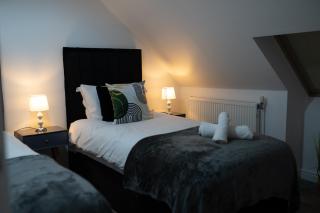 Syster Properties Leicester LE3 Stay with Free Parking Peaceful Area at Sangha walk - 1