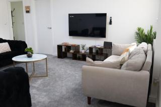 Syster Properties Leicester LE3 Stay with Free Parking Peaceful Area at Sangha walk - 8