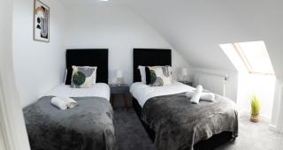 Syster Properties Leicester LE3 Stay with Free Parking Peaceful Area at Sangha walk - 1