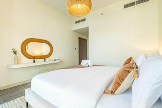 Fantastic Rooftop Pool - Full Canal Views - Spacious 1 BDR Designed by Designer - 5 min walk from Space42 Arena - 5