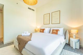 Fantastic Rooftop Pool - Full Canal Views - Spacious 1 BDR Designed by Designer - 5 min walk from Space42 Arena - 7