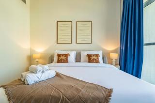 Fantastic Rooftop Pool - Full Canal Views - Spacious 1 BDR Designed by Designer - 5 min walk from Space42 Arena - 6