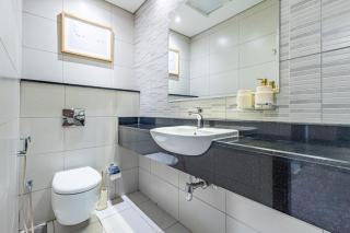 Fantastic Rooftop Pool - Full Canal Views - Spacious 1 BDR Designed by Designer - 5 min walk from Space42 Arena - 4