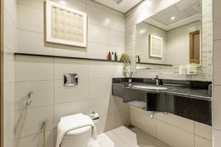 Fantastic Rooftop Pool - Full Canal Views - Spacious 1 BDR Designed by Designer - 5 min walk from Space42 Arena - 3