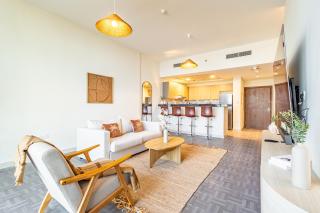 Fantastic Rooftop Pool - Full Canal Views - Spacious 1 BDR Designed by Designer - 5 min walk from Space42 Arena - 1