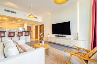 Fantastic Rooftop Pool - Full Canal Views - Spacious 1 BDR Designed by Designer - 5 min walk from Space42 Arena - 2