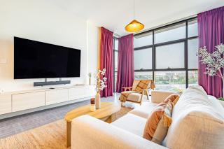 Fantastic Rooftop Pool - Full Canal Views - Spacious 1 BDR Designed by Designer - 5 min walk from Space42 Arena - 0