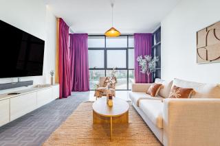 Fantastic Rooftop Pool - Full Canal Views - Spacious 1 BDR Designed by Designer - 5 min walk from Space42 Arena - 3