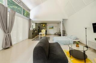 Yellow House Bandung Villa Dago Giri 10 pax Riverside View - 2