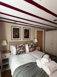 Central Two Bed Cottage On Watergate Street by Cheshire Escapes - 6