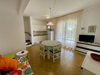 Holiday home with garden and shared pool - 1