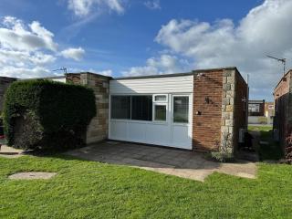 Family friendly 2 bedroom bungalow - 4