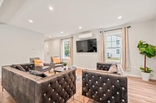 Spacious House with King Beds in Prime Location - 7