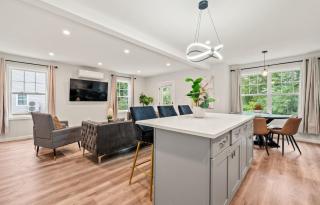 Spacious House with King Beds in Prime Location - 4