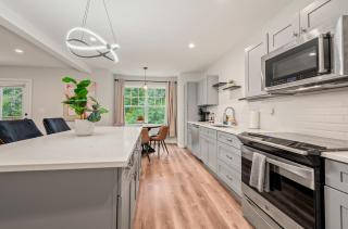 Spacious House with King Beds in Prime Location - 8