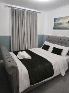 Luxury 4-bed Home - 0