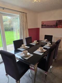 Luxury 4-bed Home - 8