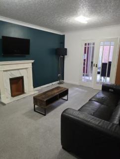 Luxury 4-bed Home - 9