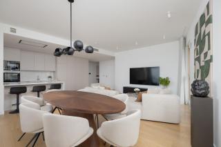 Towarowa Towers Prestigious 4-Bedroom Apartment with Parking & AC by Renters Prestige - Warsaw - 2