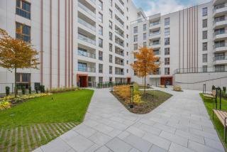 Deluxe Towarowa Towers Residence with Free Parking & AC by Renters Prestige - 3