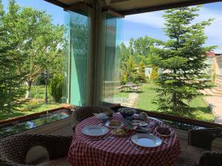Cozy Home with a Garden and Mountain View - 0