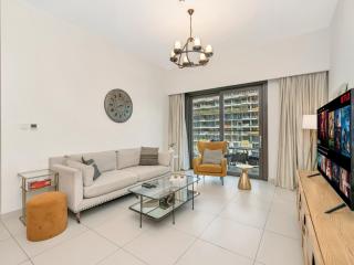 Stylish 3BR in BurjCrown Balcony & HighEnd Comfort - 4