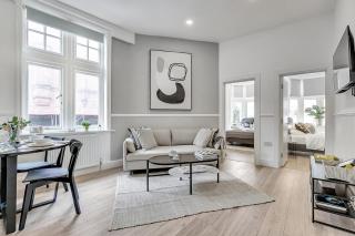 Vibrant Kensington Street - 3