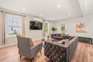 Ideal Family Stay Sleeps 20 in Bloomfield, CT - 5