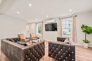 Ideal Family Stay Sleeps 20 in Bloomfield, CT - 4