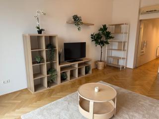 60qm, balcony, near center, Schönbrunn, attic - 0