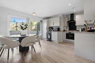 Lovely 2-Bed House with parking - 5