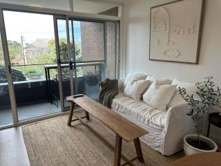 Stylish 1BR Apartment with City Views Mins to CBD - Sydney - 7