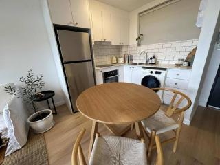 Stylish 1BR Apartment with City Views Mins to CBD - Sydney - 6