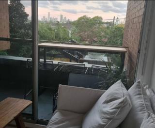 Stylish 1BR Apartment with City Views Mins to CBD - Sydney - 5