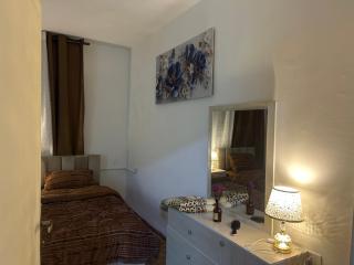 A double bed apartment in heart of Amman شارع سلطان الهند خلف ش عبدالله غوشه - 1