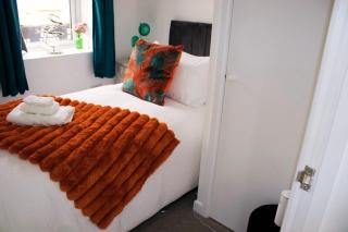 Spacious 2-Bed Apartment - Watford - 6