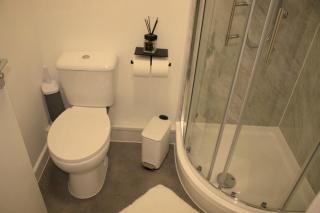 Spacious 2-Bed Apartment - Watford - 3
