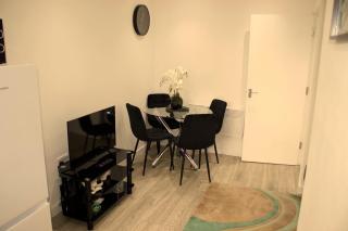 Spacious 2-Bed Apartment - 5