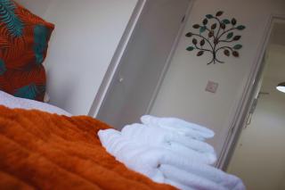 Spacious 2-Bed Apartment - Watford - 4