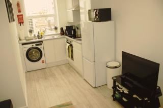 Spacious 2-Bed Apartment - Watford - 1
