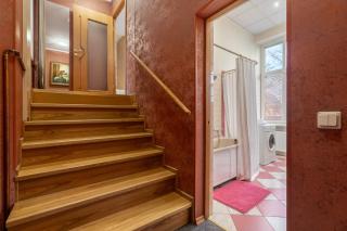 City heart, split level, free parking and bag storage - 2