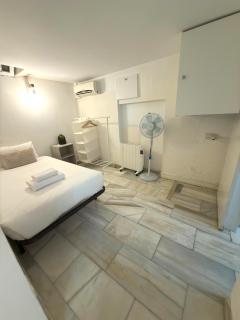 Apartamento interior cerca de la estación de metro - La Almudena - 0