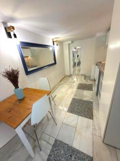 Apartamento interior cerca de la estación de metro - La Almudena - 1