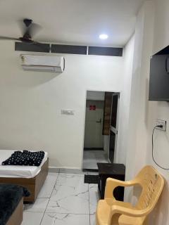 Manoj guest house , near railway station and mahakal temple - 8