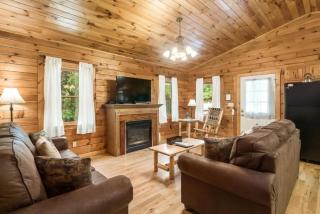 Charming Log Cabin with a Fire Pit in the Woods near Lake Logan in Ohio - 6